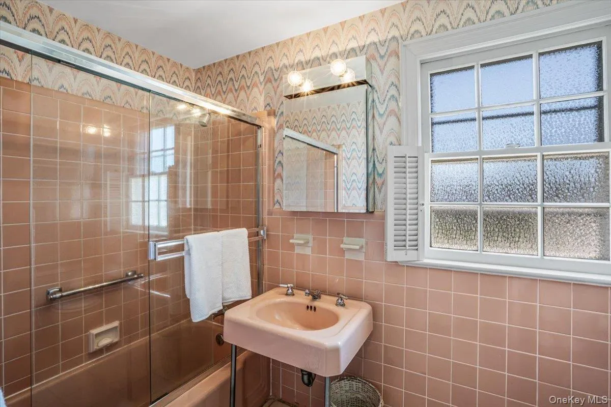 110 Knollwood Road, Hempstead, NY, 3 Bedrooms Bedrooms, 7 Rooms Rooms,1 BathroomBathrooms,Residential,For Rent,Knollwood,0,1005168 110 Knollwood Road, Hempstead, NY, 3 Bedrooms Bedrooms, 7 Rooms Rooms,1 BathroomBathrooms,Residential,For Rent,Knollwood,0,1005168