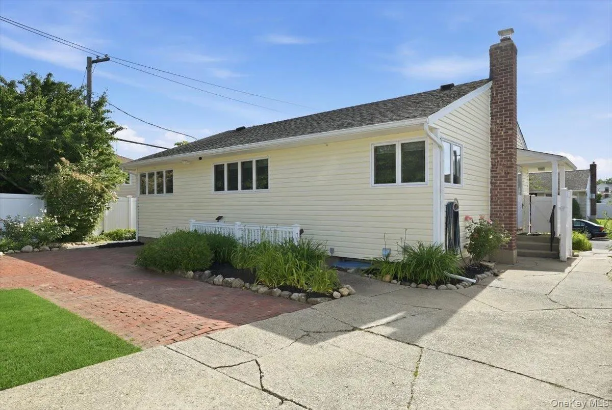 61 Hunter Lane, Oyster Bay, NY, 3 Bedrooms Bedrooms, 7 Rooms Rooms,1 BathroomBathrooms,Residential,For Rent,Hunter,0,1005189 61 Hunter Lane, Oyster Bay, NY, 3 Bedrooms Bedrooms, 7 Rooms Rooms,1 BathroomBathrooms,Residential,For Rent,Hunter,0,1005189