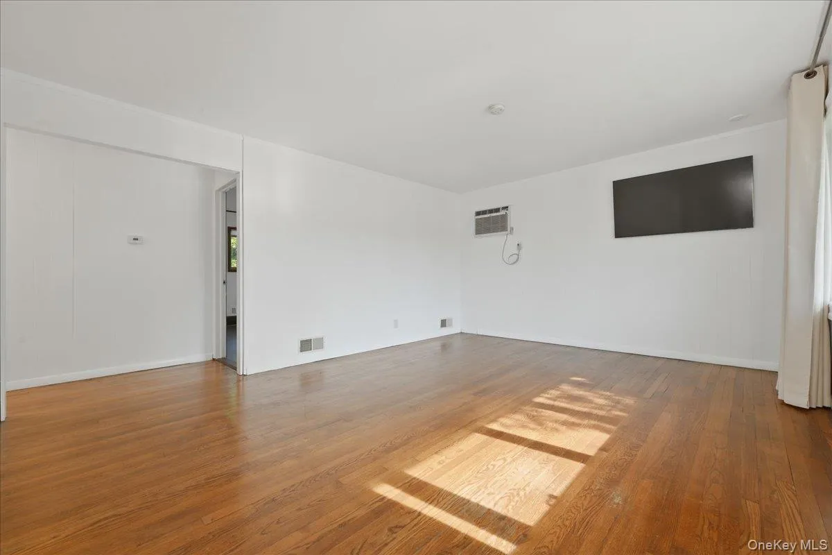 61 Hunter Lane, Oyster Bay, NY, 3 Bedrooms Bedrooms, 7 Rooms Rooms,1 BathroomBathrooms,Residential,For Rent,Hunter,0,1005189 61 Hunter Lane, Oyster Bay, NY, 3 Bedrooms Bedrooms, 7 Rooms Rooms,1 BathroomBathrooms,Residential,For Rent,Hunter,0,1005189