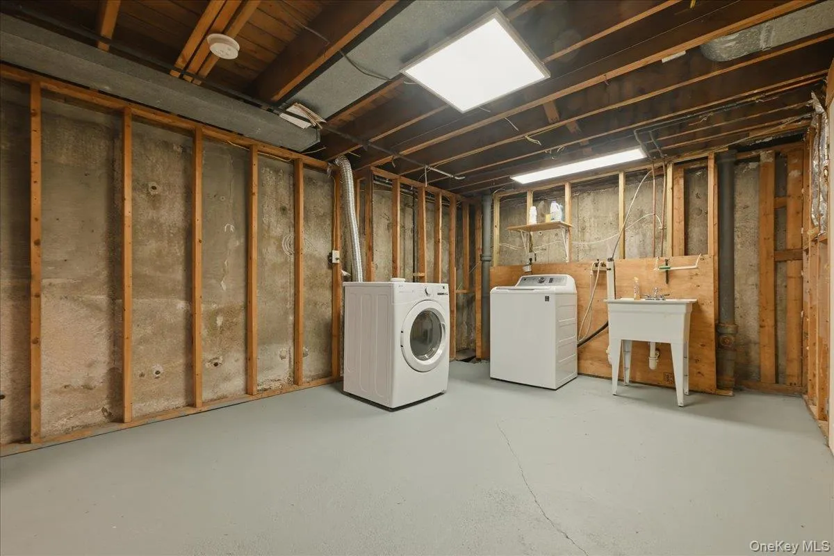 61 Hunter Lane, Oyster Bay, NY, 3 Bedrooms Bedrooms, 7 Rooms Rooms,1 BathroomBathrooms,Residential,For Rent,Hunter,0,1005189 61 Hunter Lane, Oyster Bay, NY, 3 Bedrooms Bedrooms, 7 Rooms Rooms,1 BathroomBathrooms,Residential,For Rent,Hunter,0,1005189