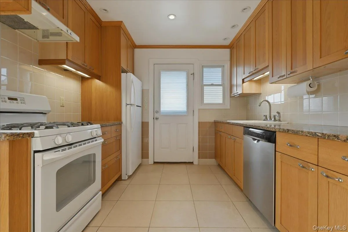 61 Hunter Lane, Oyster Bay, NY, 3 Bedrooms Bedrooms, 7 Rooms Rooms,1 BathroomBathrooms,Residential,For Rent,Hunter,0,1005189 61 Hunter Lane, Oyster Bay, NY, 3 Bedrooms Bedrooms, 7 Rooms Rooms,1 BathroomBathrooms,Residential,For Rent,Hunter,0,1005189