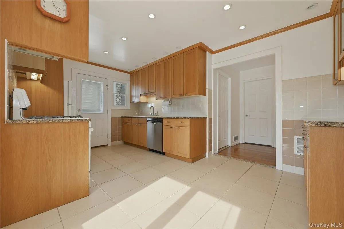 61 Hunter Lane, Oyster Bay, NY, 3 Bedrooms Bedrooms, 7 Rooms Rooms,1 BathroomBathrooms,Residential,For Rent,Hunter,0,1005189 61 Hunter Lane, Oyster Bay, NY, 3 Bedrooms Bedrooms, 7 Rooms Rooms,1 BathroomBathrooms,Residential,For Rent,Hunter,0,1005189