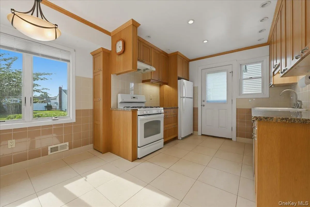61 Hunter Lane, Oyster Bay, NY, 3 Bedrooms Bedrooms, 7 Rooms Rooms,1 BathroomBathrooms,Residential,For Rent,Hunter,0,1005189 61 Hunter Lane, Oyster Bay, NY, 3 Bedrooms Bedrooms, 7 Rooms Rooms,1 BathroomBathrooms,Residential,For Rent,Hunter,0,1005189