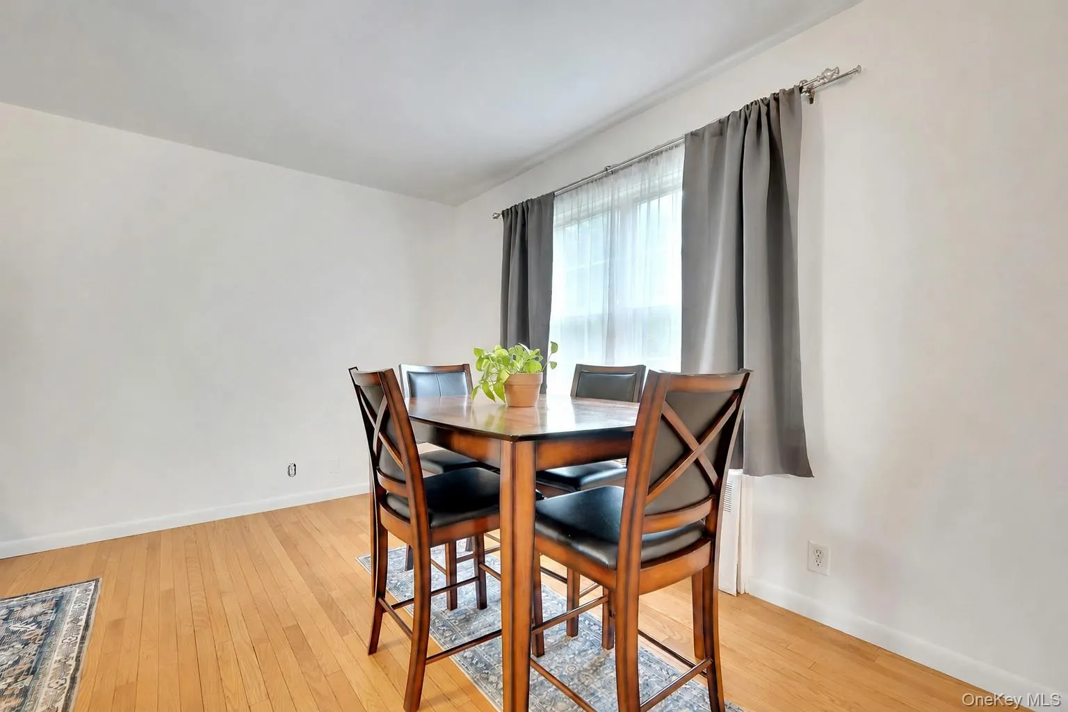 Dining area can fit a sizeable table Dining area can fit a sizeable table