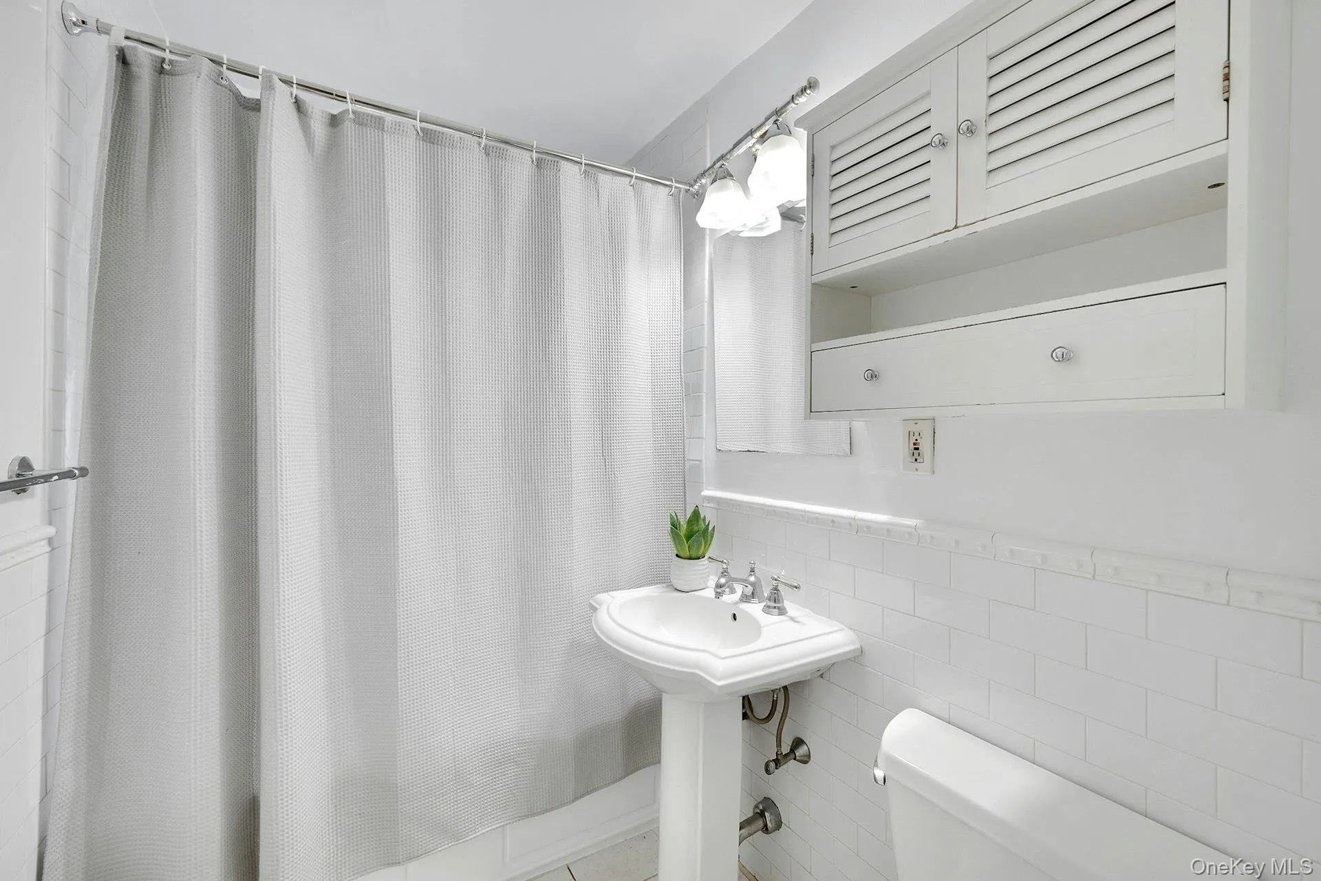 Clean and neat bathroom in white Clean and neat bathroom in white