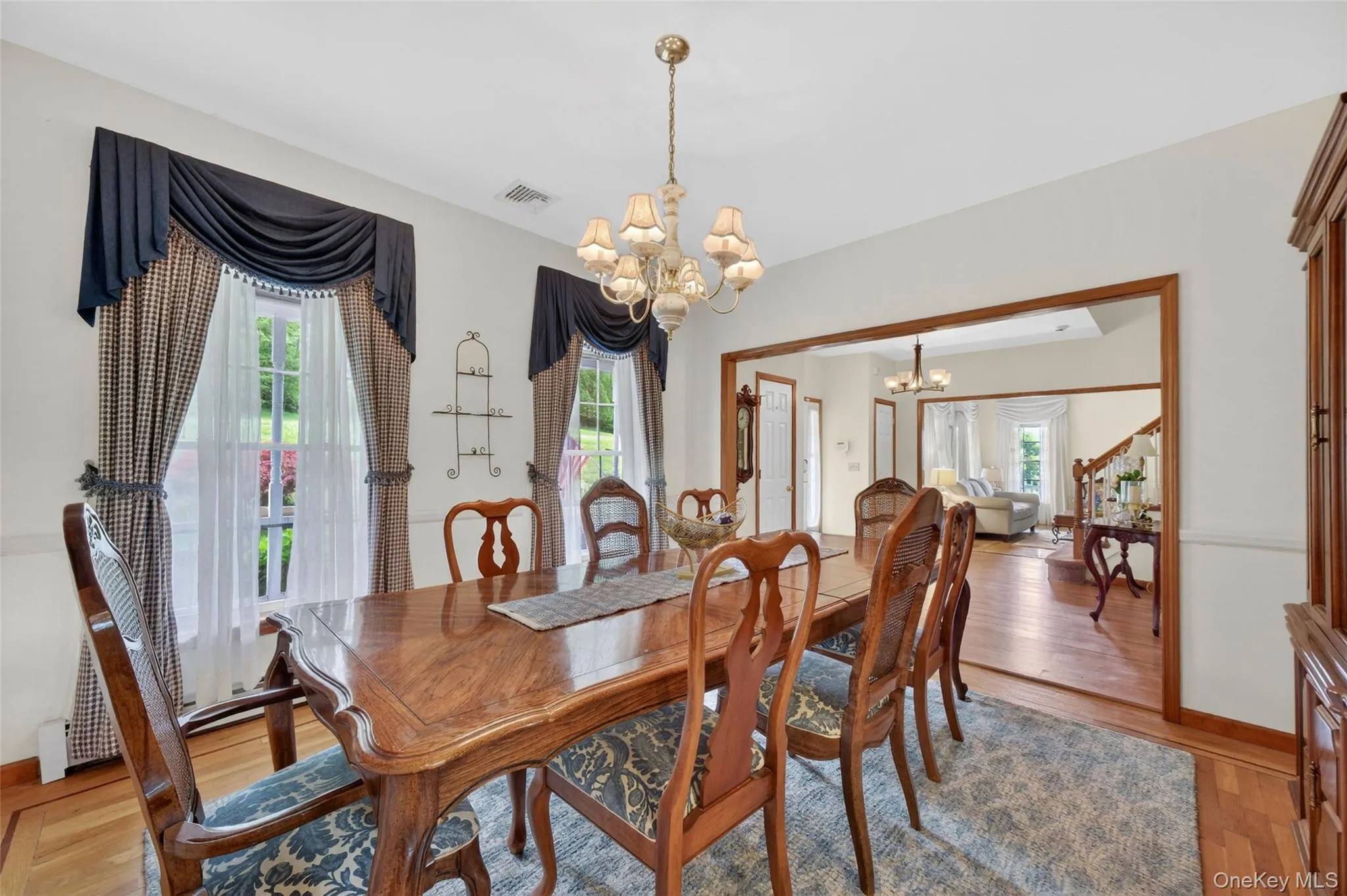 Large Dining Room for hosting and entertaining Large Dining Room for hosting and entertaining