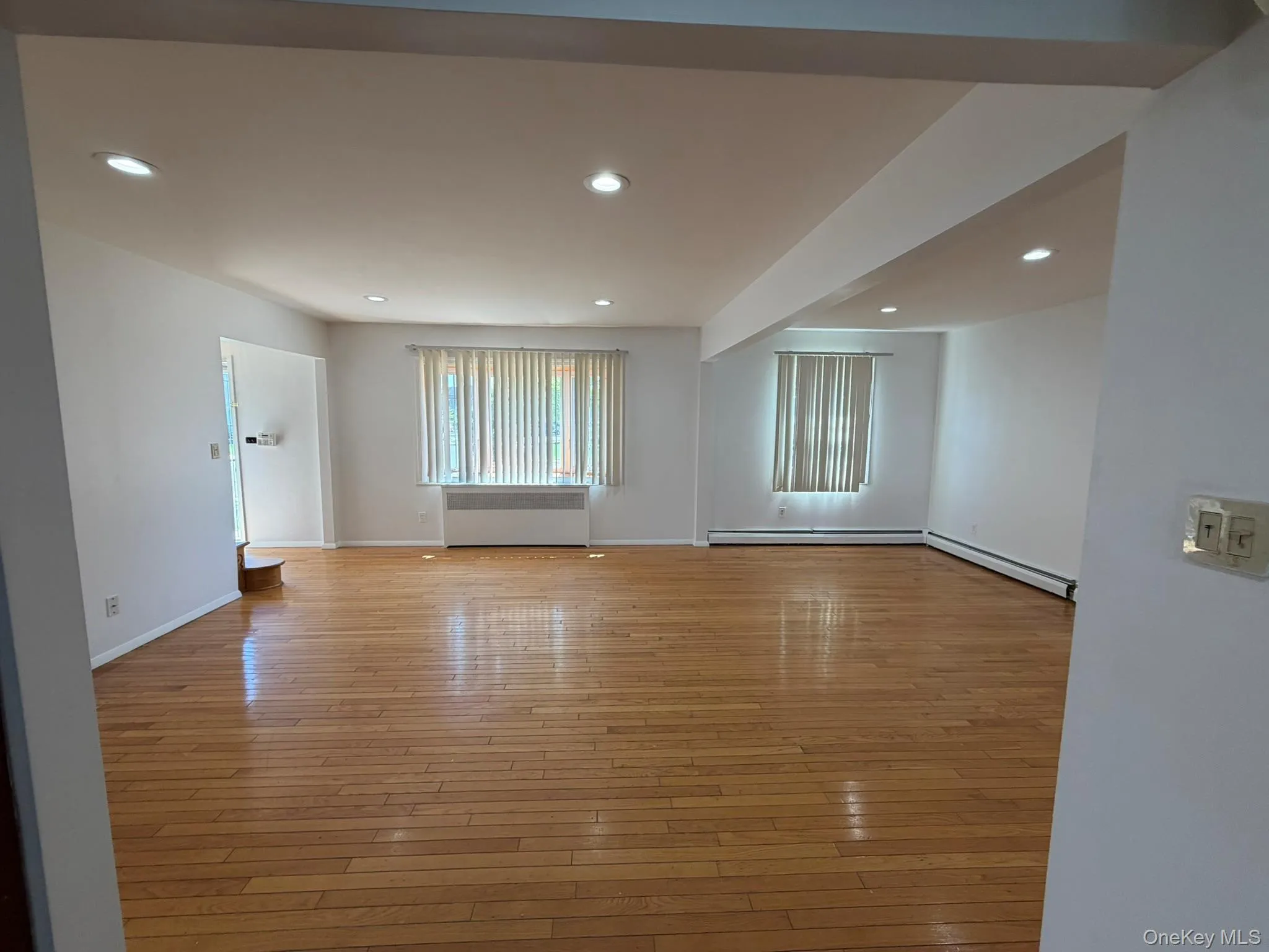 Spacious Living Rm/Dining Rm Spacious Living Rm/Dining Rm