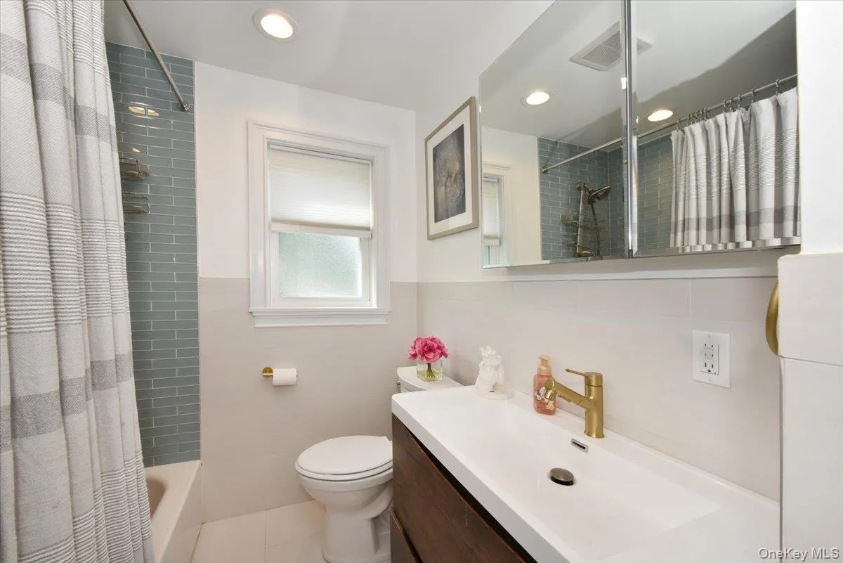 383 Violet Street, Oyster Bay, NY, 3 Bedrooms Bedrooms, 6 Rooms Rooms,2 BathroomsBathrooms,Residential,For Rent,Violet,0,1005215 383 Violet Street, Oyster Bay, NY, 3 Bedrooms Bedrooms, 6 Rooms Rooms,2 BathroomsBathrooms,Residential,For Rent,Violet,0,1005215