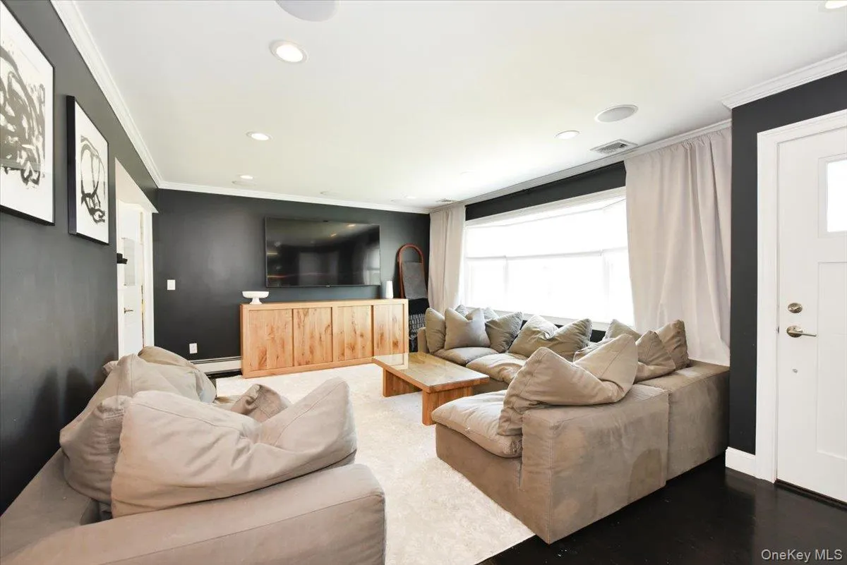 383 Violet Street, Oyster Bay, NY, 3 Bedrooms Bedrooms, 6 Rooms Rooms,2 BathroomsBathrooms,Residential,For Rent,Violet,0,1005215 383 Violet Street, Oyster Bay, NY, 3 Bedrooms Bedrooms, 6 Rooms Rooms,2 BathroomsBathrooms,Residential,For Rent,Violet,0,1005215