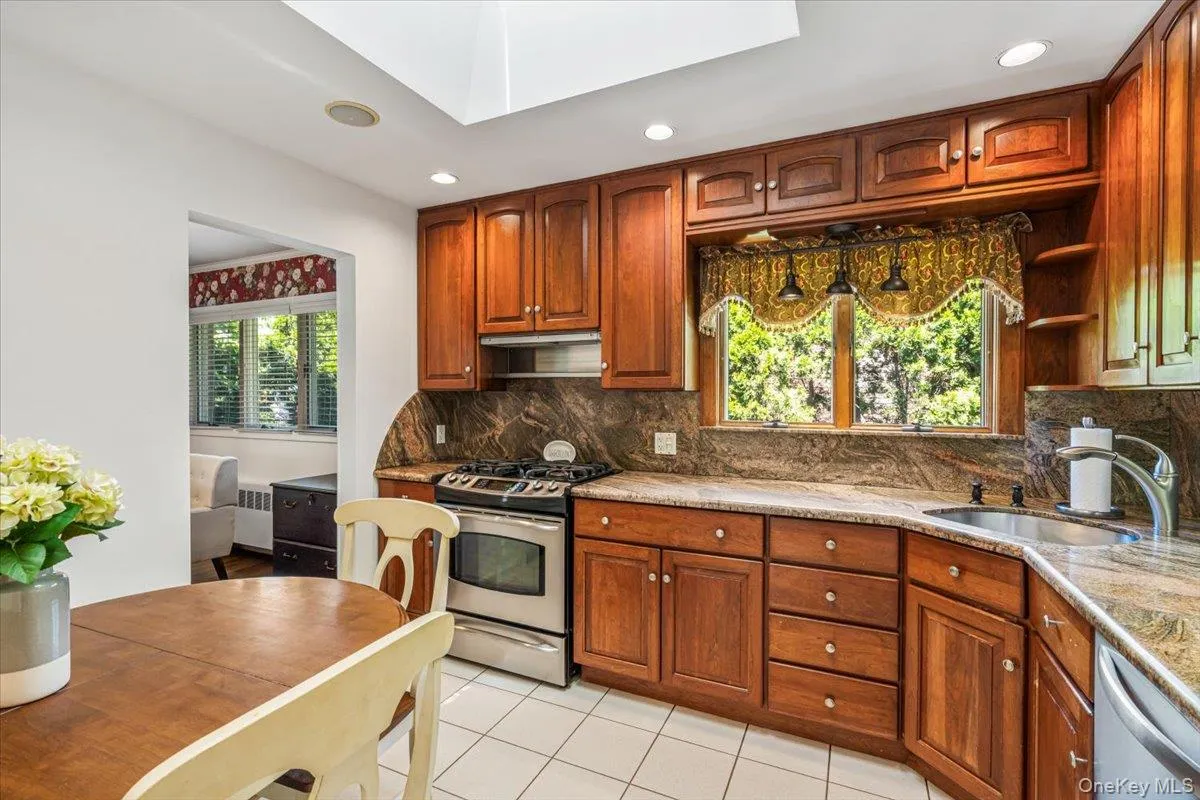 Eat-in Kitchen Eat-in Kitchen