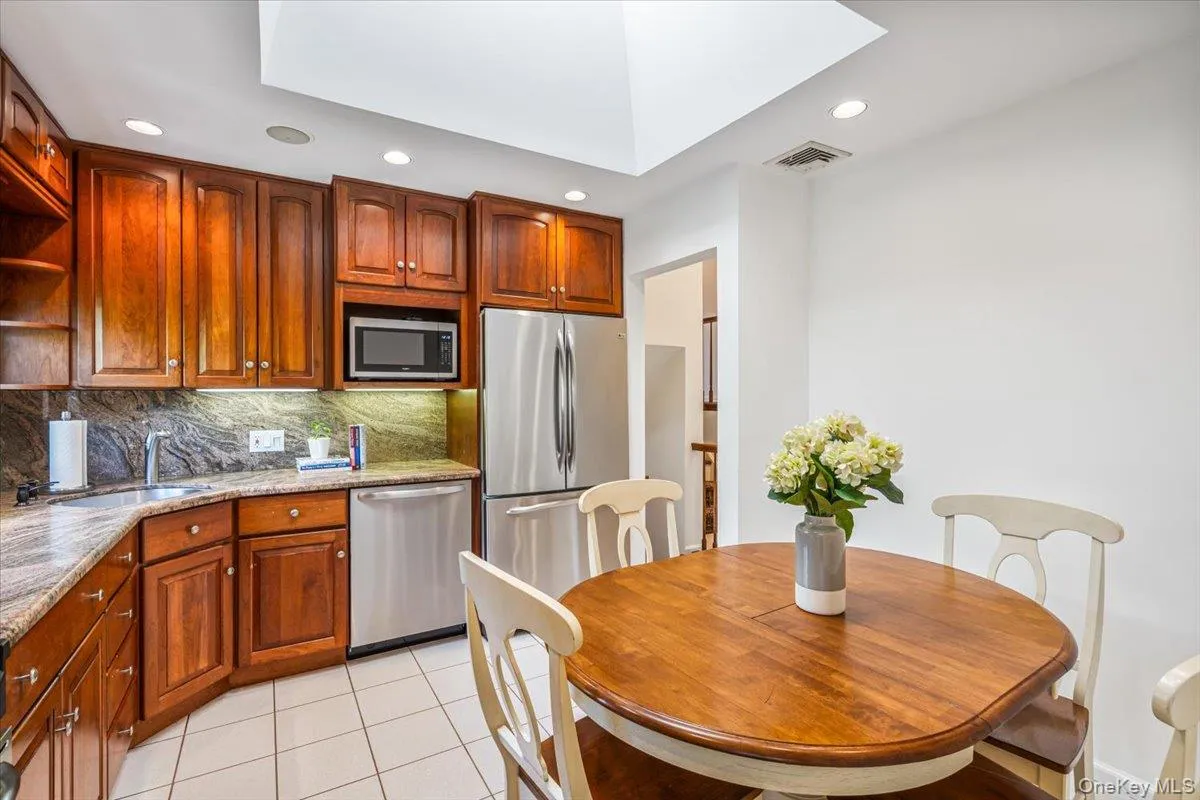 Eat-in Kitchen Eat-in Kitchen