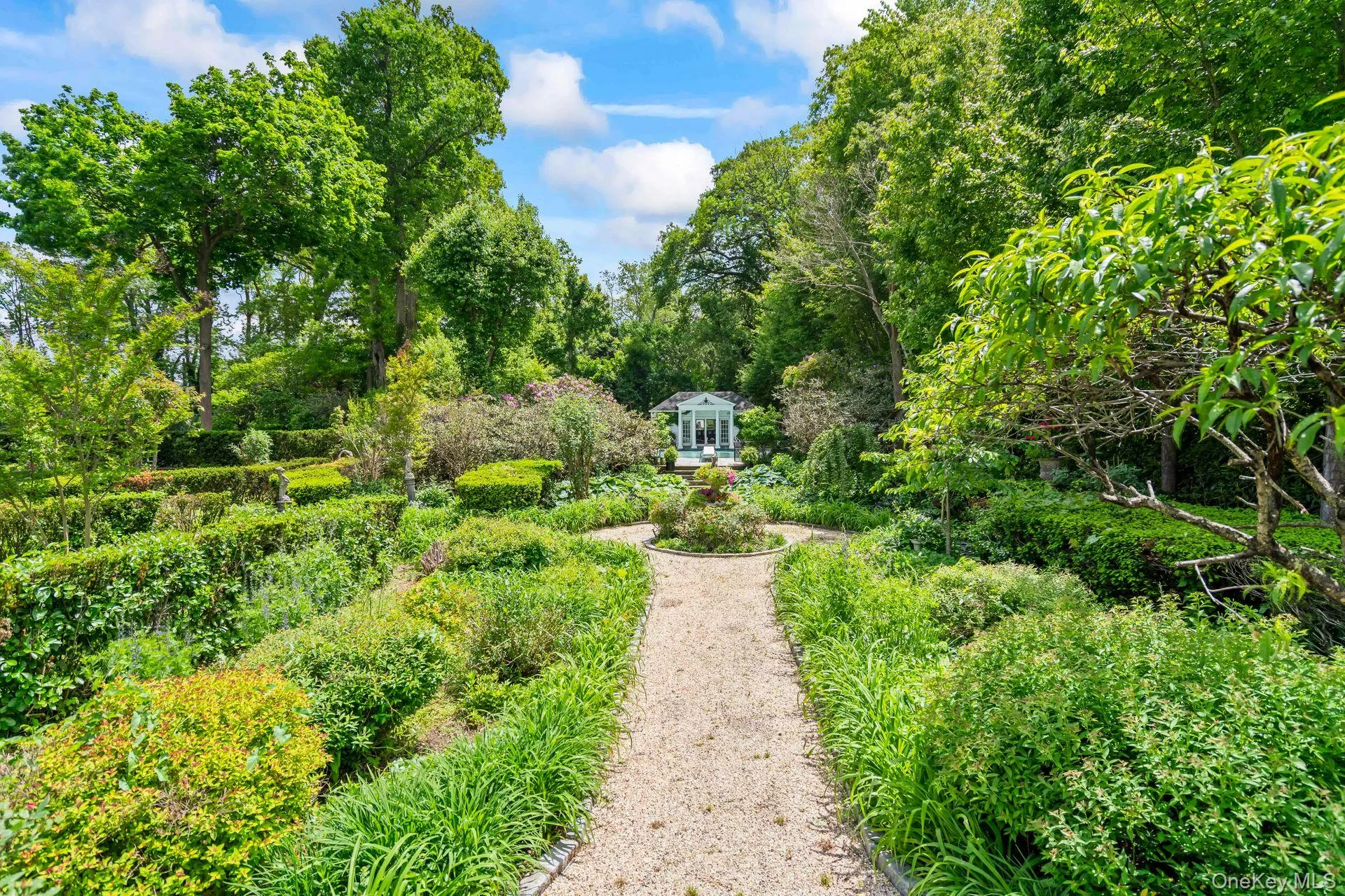 Meticulous, private gardens Meticulous, private gardens