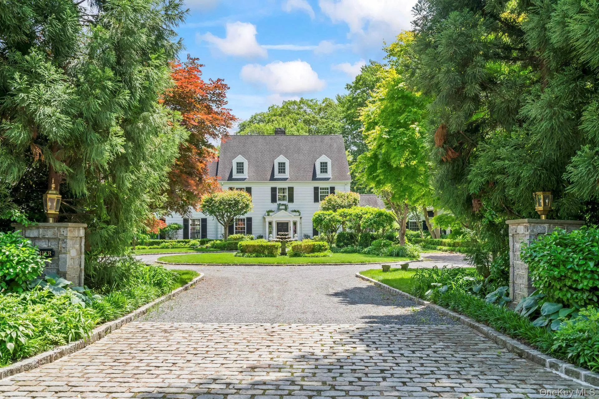 Long circular driveway leading to the entrance of house Long circular driveway leading to the entrance of house