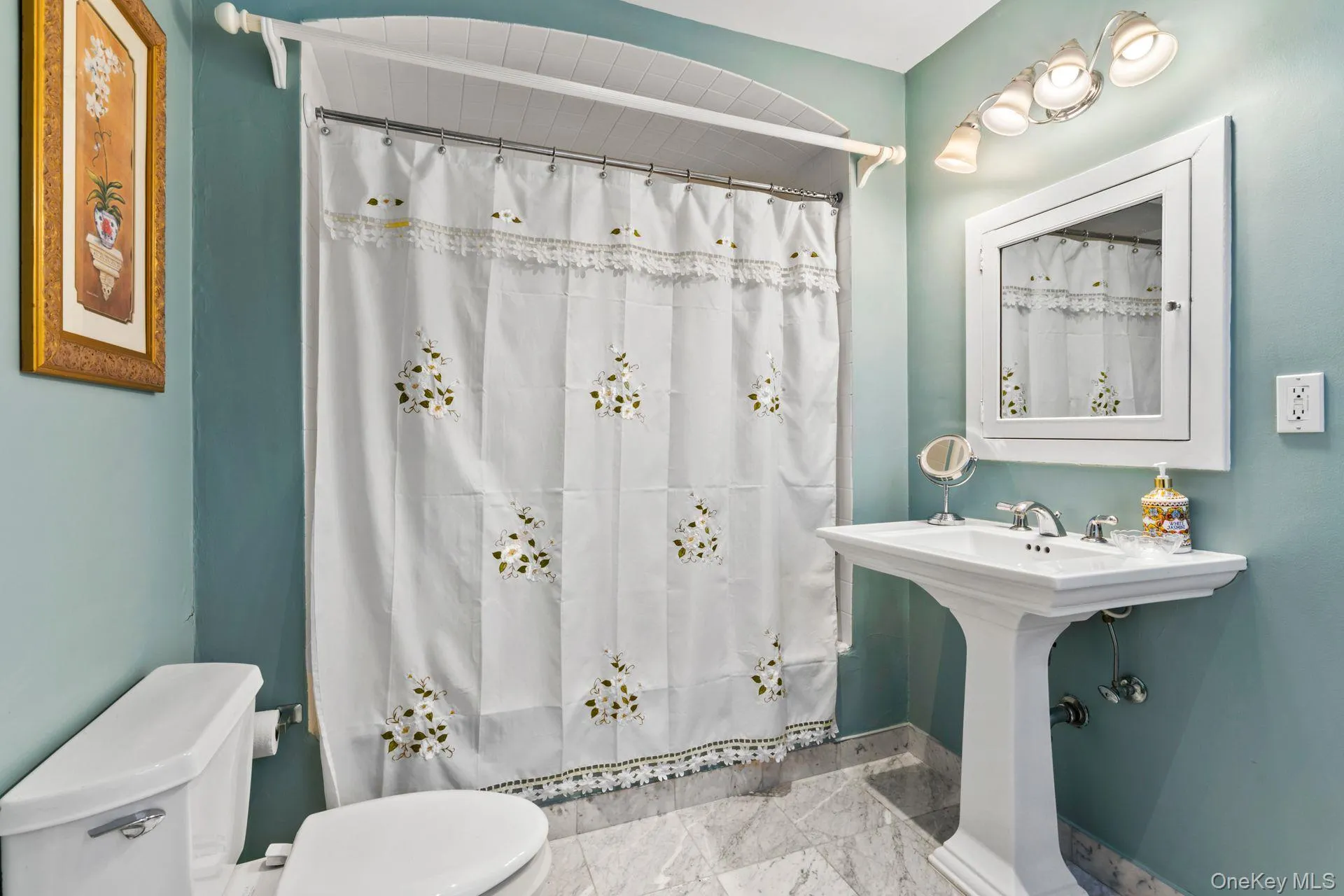 First floor en suite bath First floor en suite bath