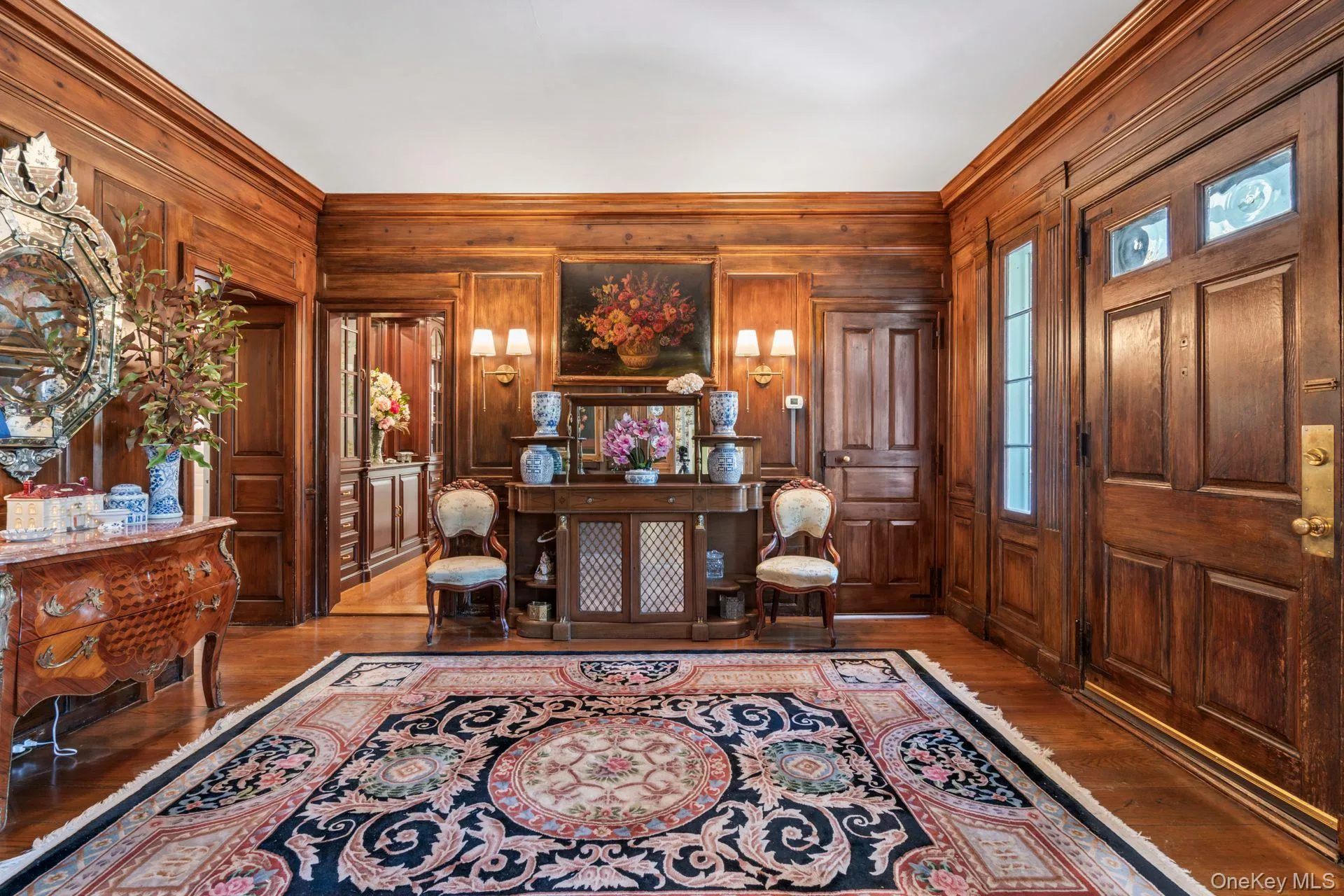 Grand foyer/entrance Grand foyer/entrance