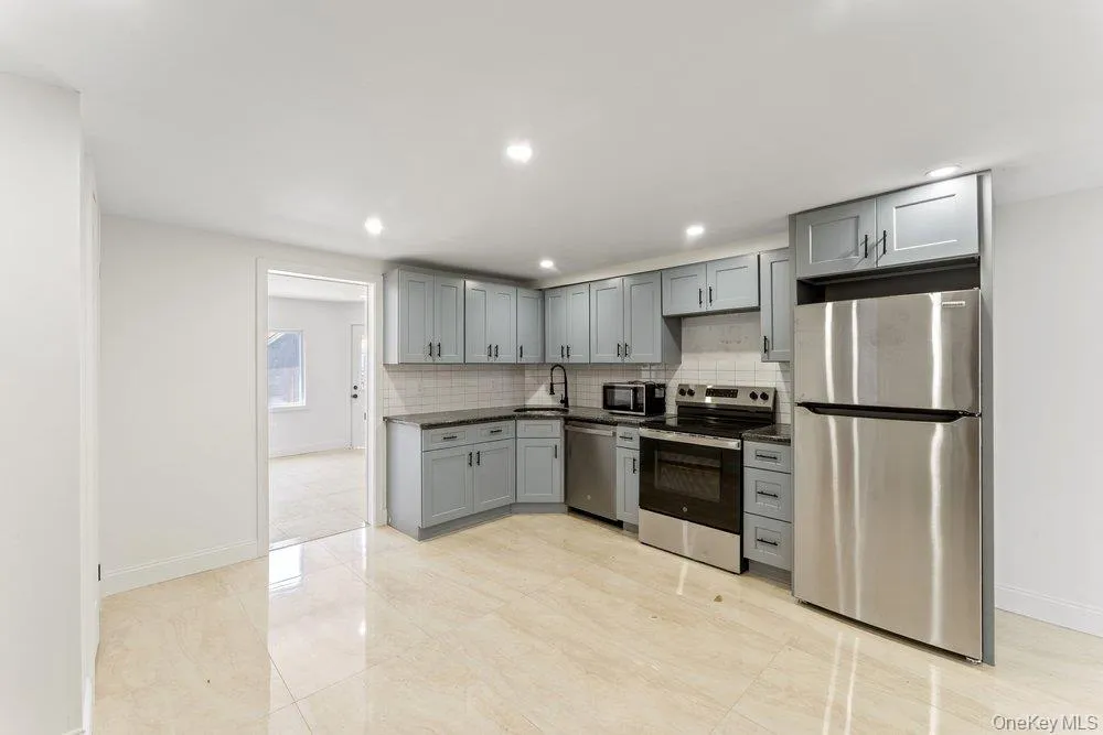 1107 Cross Bay Boulevard, New York, NY, 3 Bedrooms Bedrooms, 8 Rooms Rooms,2 BathroomsBathrooms,Residential,For Rent,Cross Bay,0,1005264 1107 Cross Bay Boulevard, New York, NY, 3 Bedrooms Bedrooms, 8 Rooms Rooms,2 BathroomsBathrooms,Residential,For Rent,Cross Bay,0,1005264
