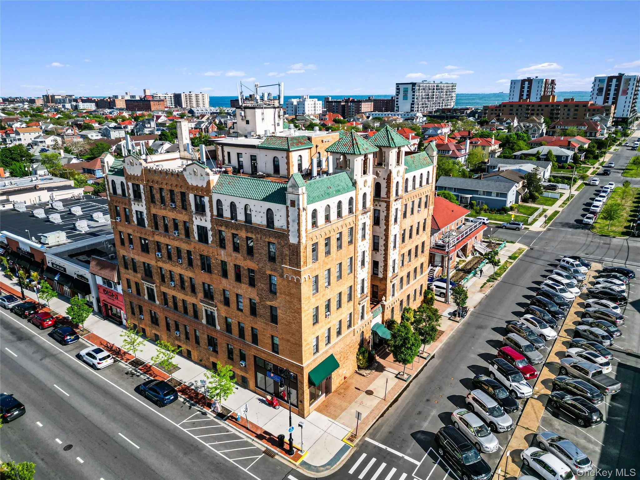 Building facing the south with ocean view Building facing the south with ocean view