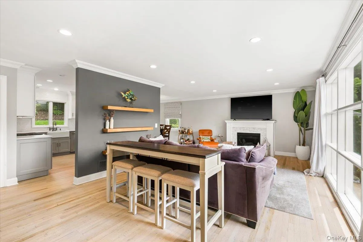 Chic open plan layout Chic open plan layout