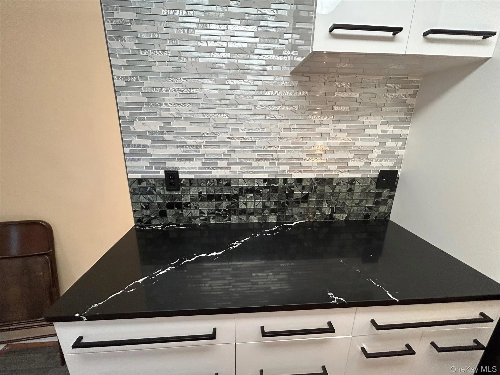 Modern High Gloss Kitchen with 2 creative backsplash zones (grey glass vs. silver/white ceramic) Modern High Gloss Kitchen with 2 creative backsplash zones (grey glass vs. silver/white ceramic)