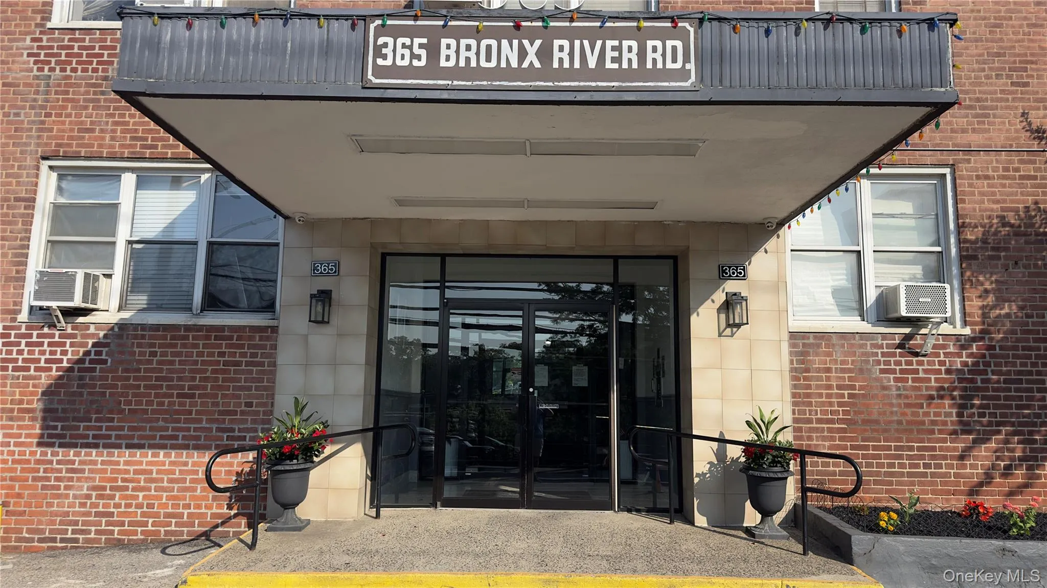 Building Entrance has 4 short term parking spaces for unloading or drop-offs. Building Entrance has 4 short term parking spaces for unloading or drop-offs.