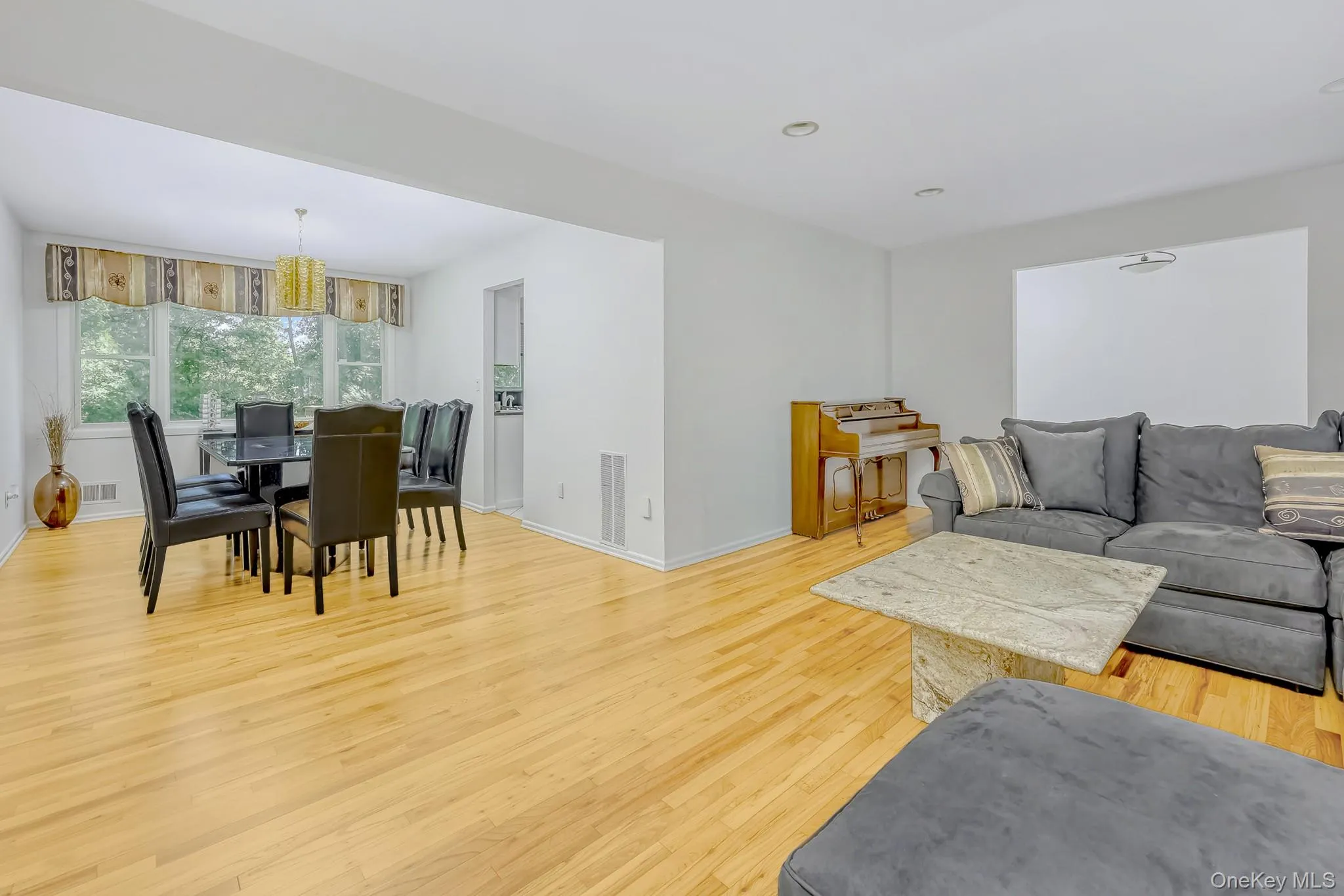 20 Dolphin Road, Clarkstown, NY, 5 Bedrooms Bedrooms, 13 Rooms Rooms,3 BathroomsBathrooms,Residential,For Rent,Dolphin,0,1005302 20 Dolphin Road, Clarkstown, NY, 5 Bedrooms Bedrooms, 13 Rooms Rooms,3 BathroomsBathrooms,Residential,For Rent,Dolphin,0,1005302
