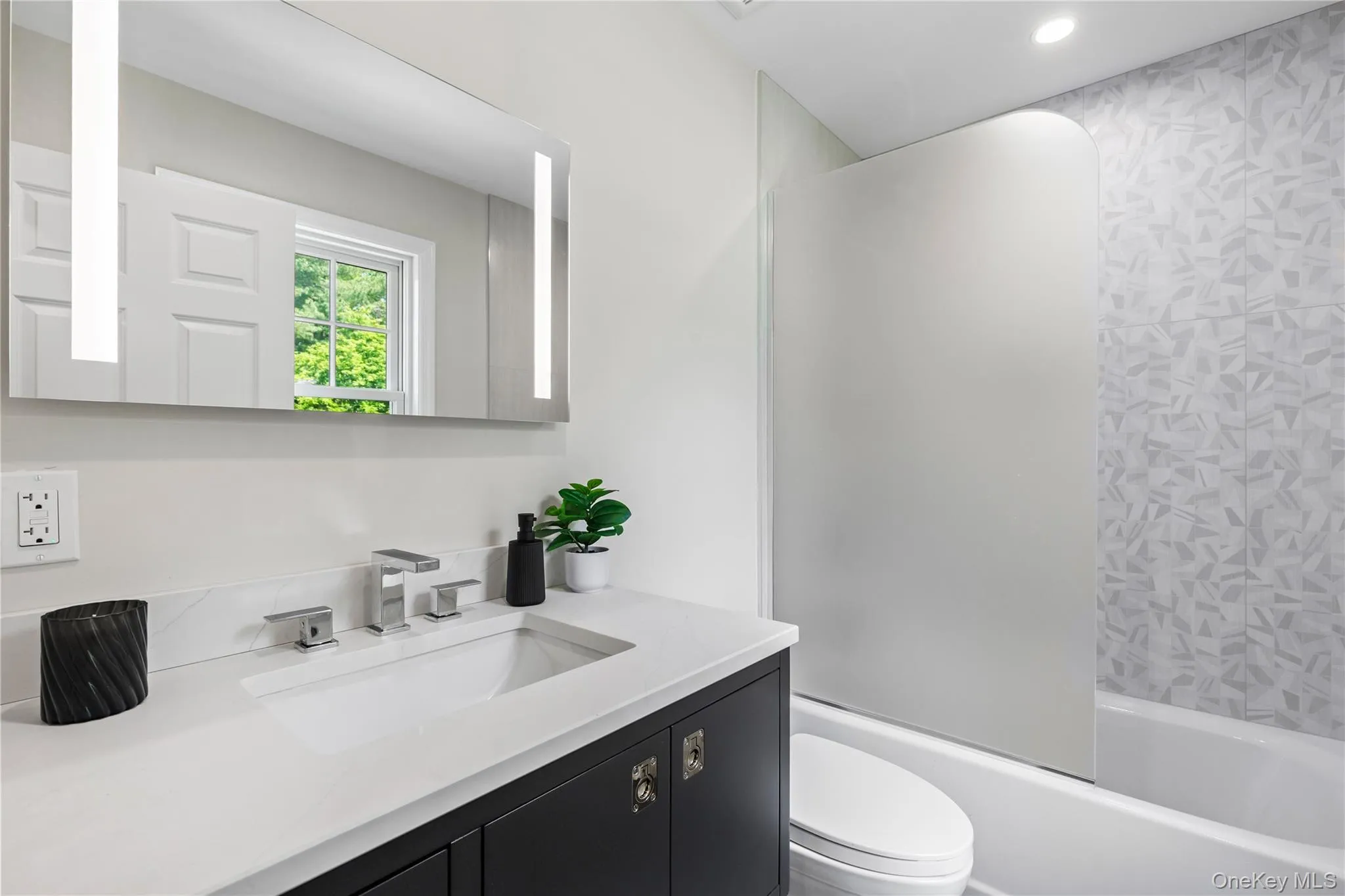 The 1st floor, en-suite bathroom make this bedroom also perfectly suited for guests or an Au Pair. The 1st floor, en-suite bathroom make this bedroom also perfectly suited for guests or an Au Pair.