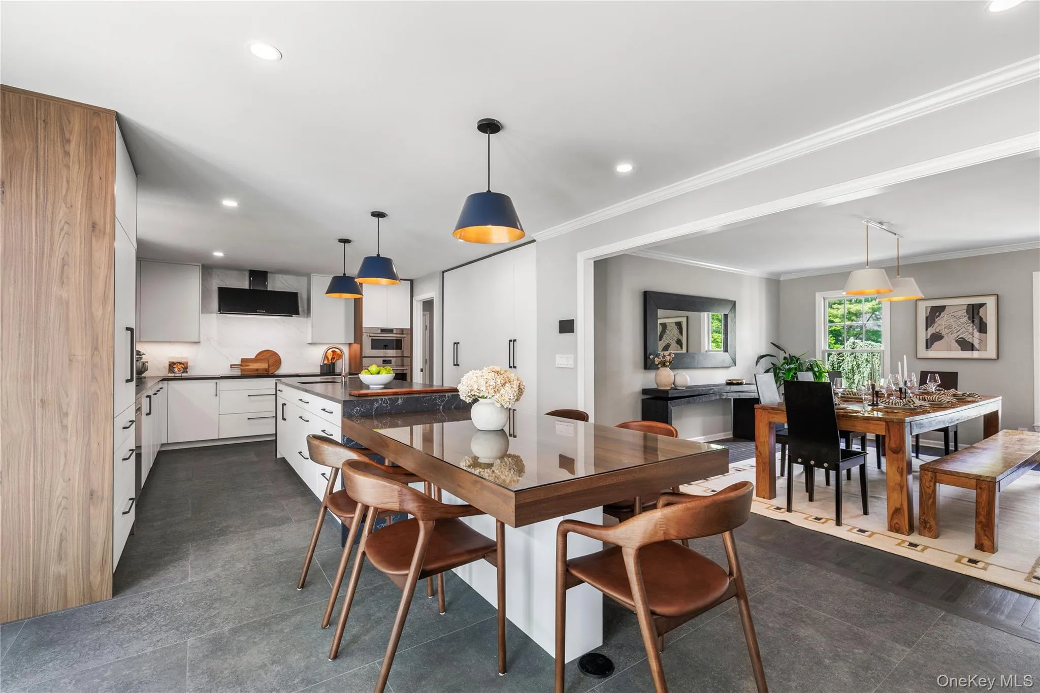 The kitchen's dine-in table fosters daily conviviality without making any concessions to comfort and convenience. The kitchen's dine-in table fosters daily conviviality without making any concessions to comfort and convenience.