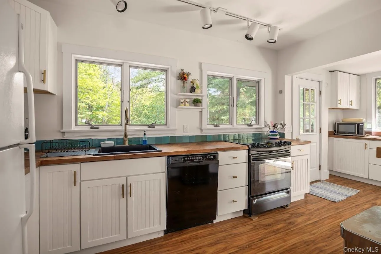 608 Lake Road, Pine Plains, NY, 3 Bedrooms Bedrooms, 8 Rooms Rooms,2 BathroomsBathrooms,Residential,For Rent,Lake,0,1005311 608 Lake Road, Pine Plains, NY, 3 Bedrooms Bedrooms, 8 Rooms Rooms,2 BathroomsBathrooms,Residential,For Rent,Lake,0,1005311