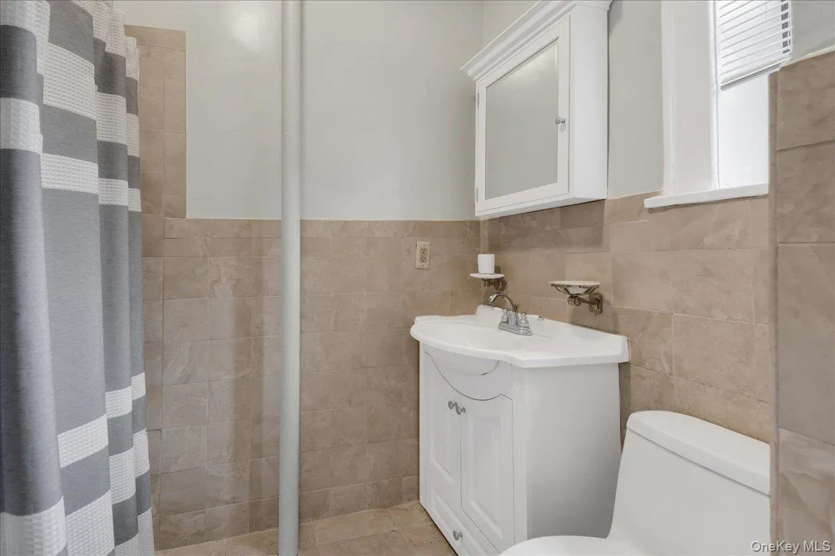 bathroom bathroom
