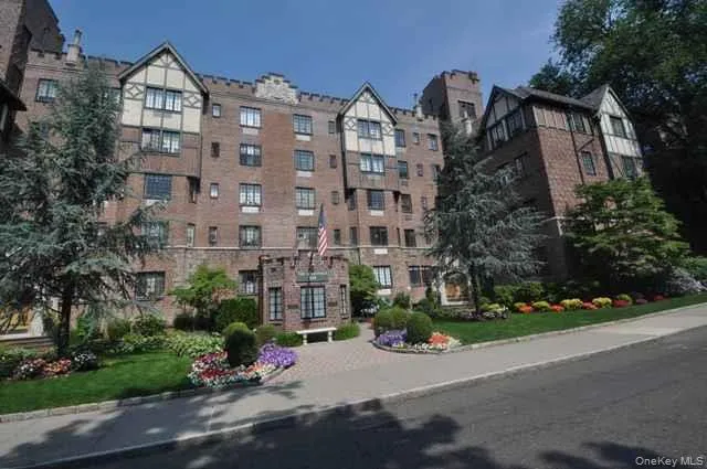 The Scarswold is an elegant pre-war building. The apartments have fireplaces, hardwood floors, arched doorway, new baths and casement windows. The building has a large laundry room and storage is available for an additional fee. The grounds are well maintained have several setting area. Scarsdale village and train station are a short walk. The Scarswold is an elegant pre-war building. The apartments have fireplaces, hardwood floors, arched doorway, new baths and casement windows. The building has a large laundry room and storage is available for an additional fee. The grounds are well maintained have several setting area. Scarsdale village and train station are a short walk.
