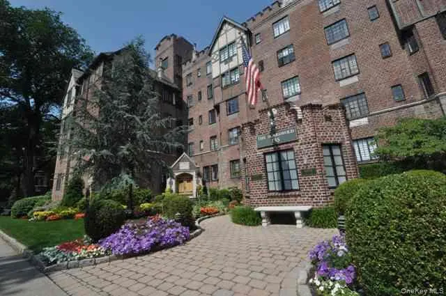 The Scarswold is an elegant pre-war building. The apartments have fireplaces, hardwood floors, arched doorway, new baths and casement windows. The building has a large laundry room and storage is available for an additional fee. The grounds are well maintained have several setting area. Scarsdale village and train station are a short walk. The Scarswold is an elegant pre-war building. The apartments have fireplaces, hardwood floors, arched doorway, new baths and casement windows. The building has a large laundry room and storage is available for an additional fee. The grounds are well maintained have several setting area. Scarsdale village and train station are a short walk.