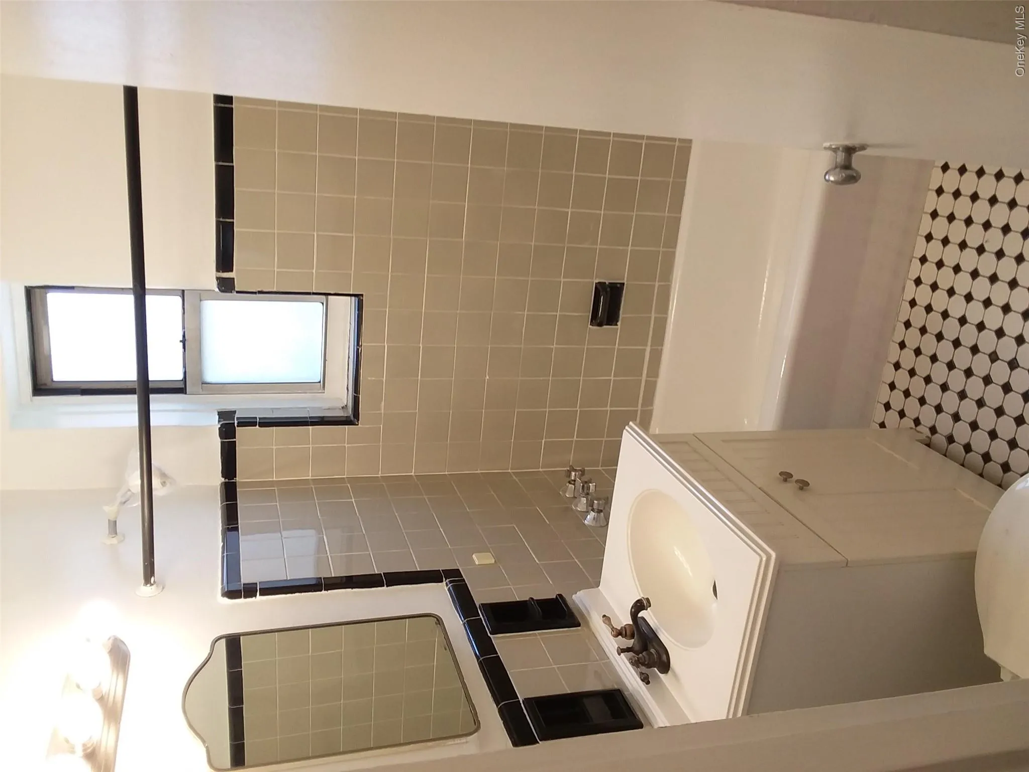 Windowed with shower/tub combination Windowed with shower/tub combination