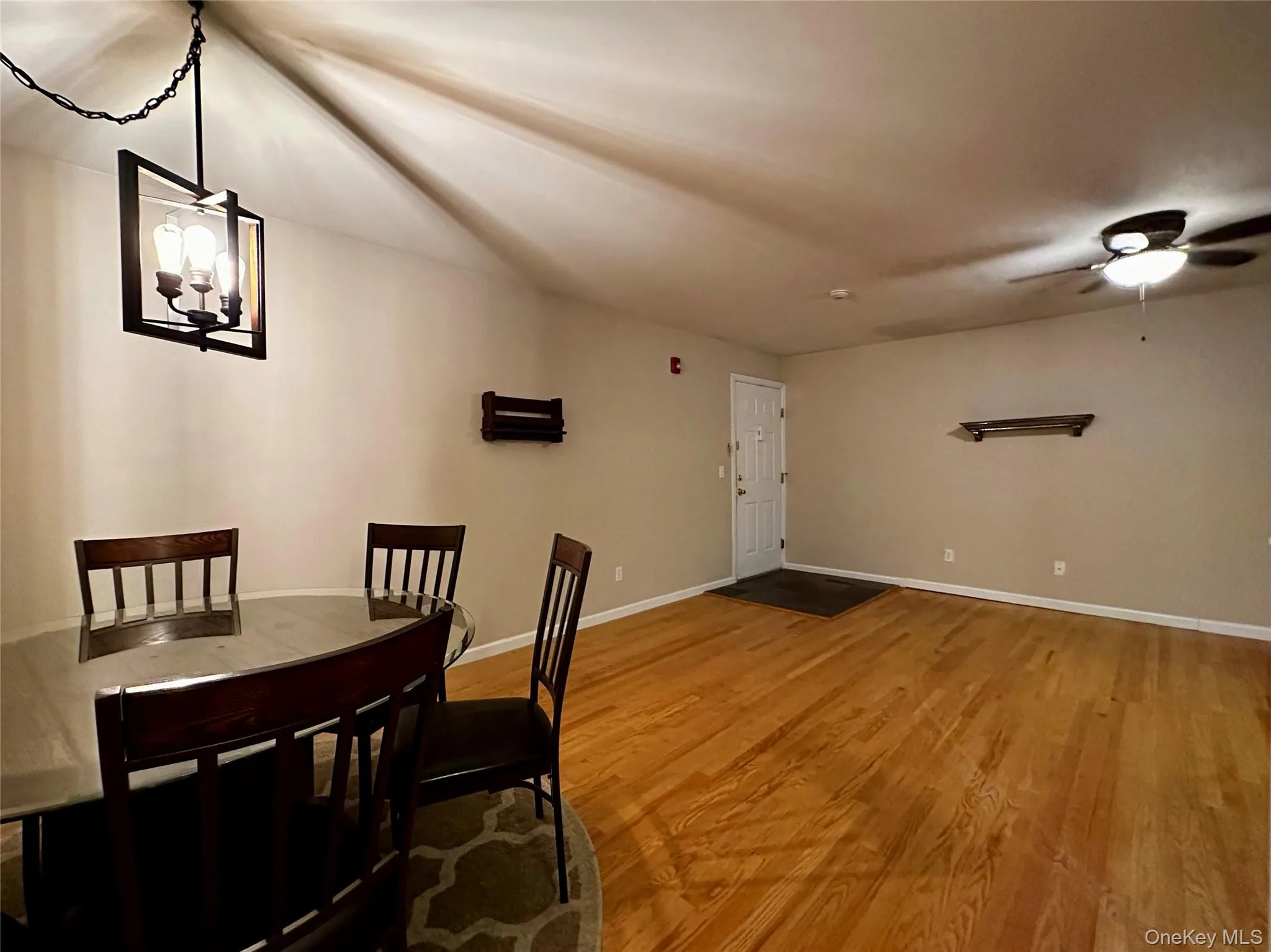 Dining room/ entrance Dining room/ entrance