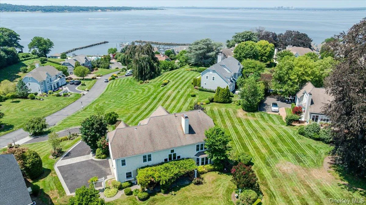 Steps Away from Club House and Marina Steps Away from Club House and Marina