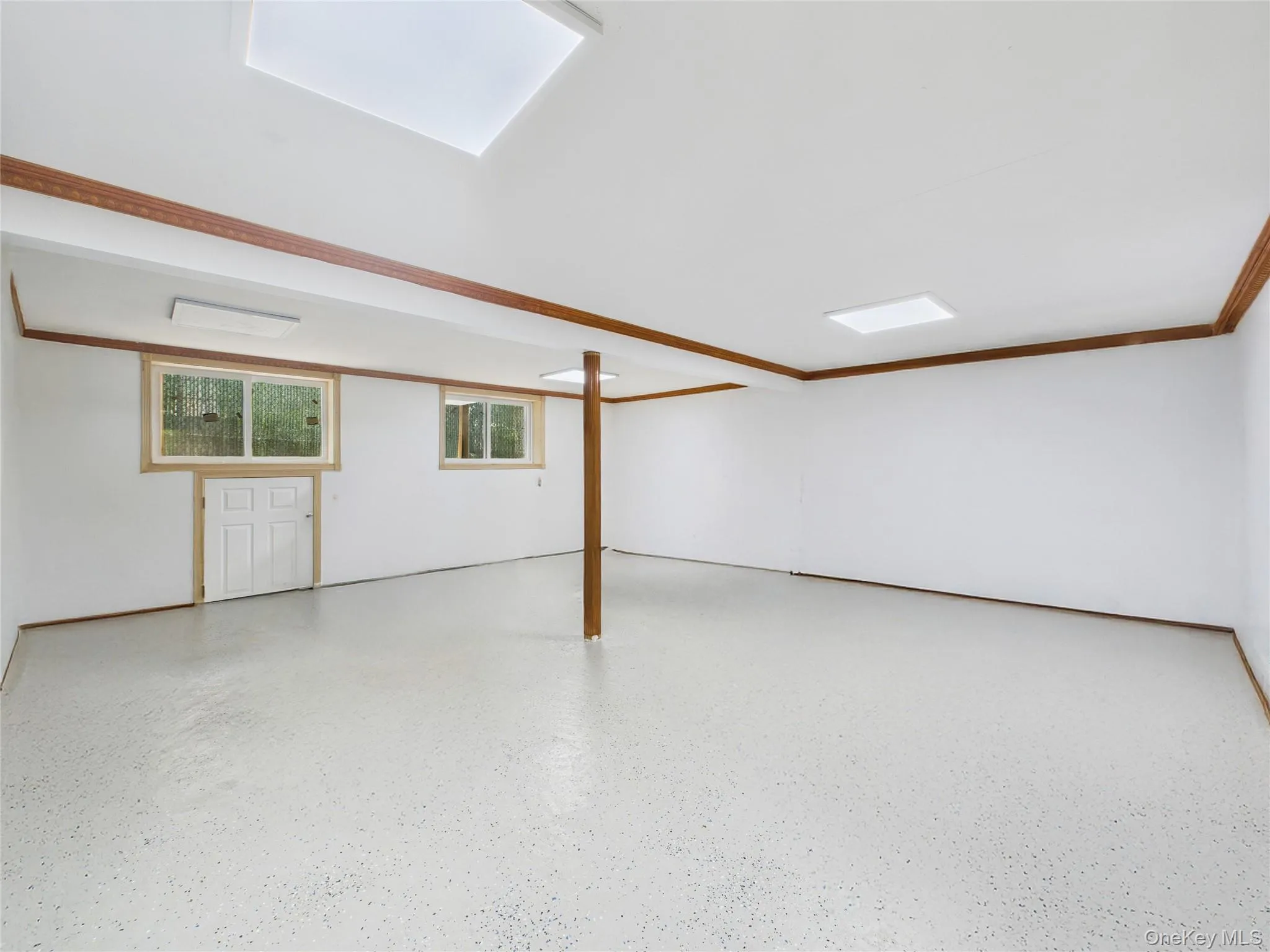 Basement with ornamental molding Basement with ornamental molding