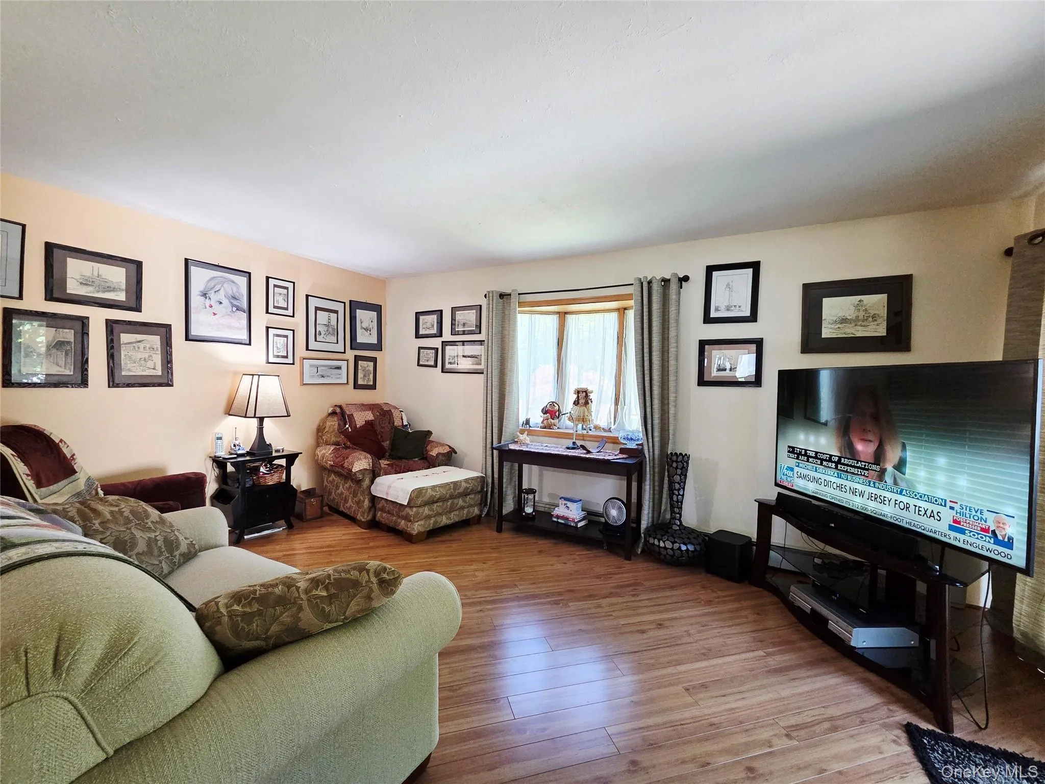 Spacious Den with bay window. Spacious Den with bay window.