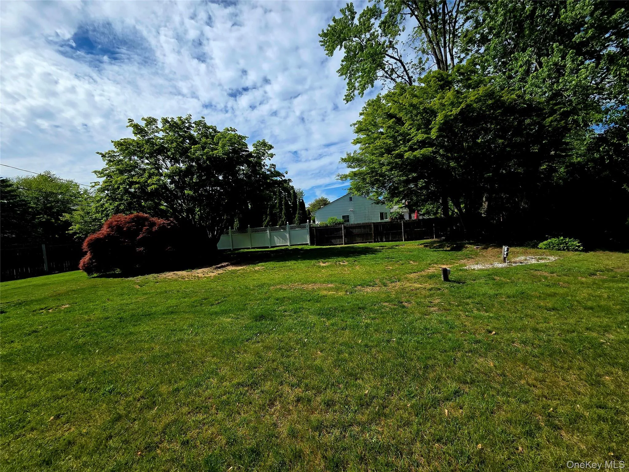 Beautiful fully fenced yard. Beautiful fully fenced yard.