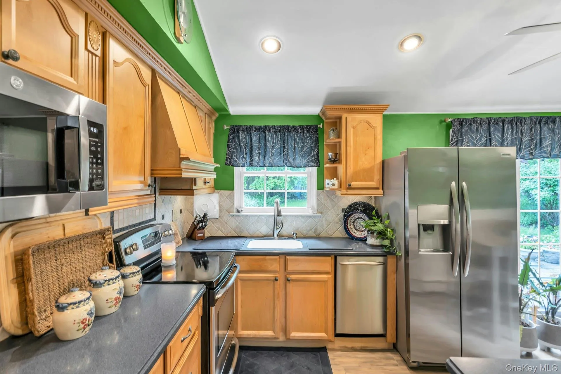 Eat In Kitchen With Stainless Steel Appliances Eat In Kitchen With Stainless Steel Appliances