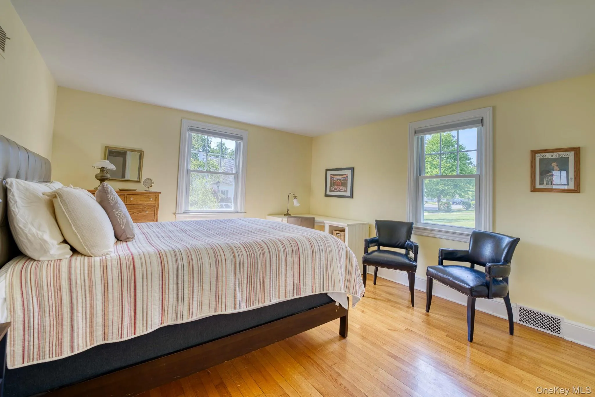 Bedroom with hardwood Floors Bedroom with hardwood Floors