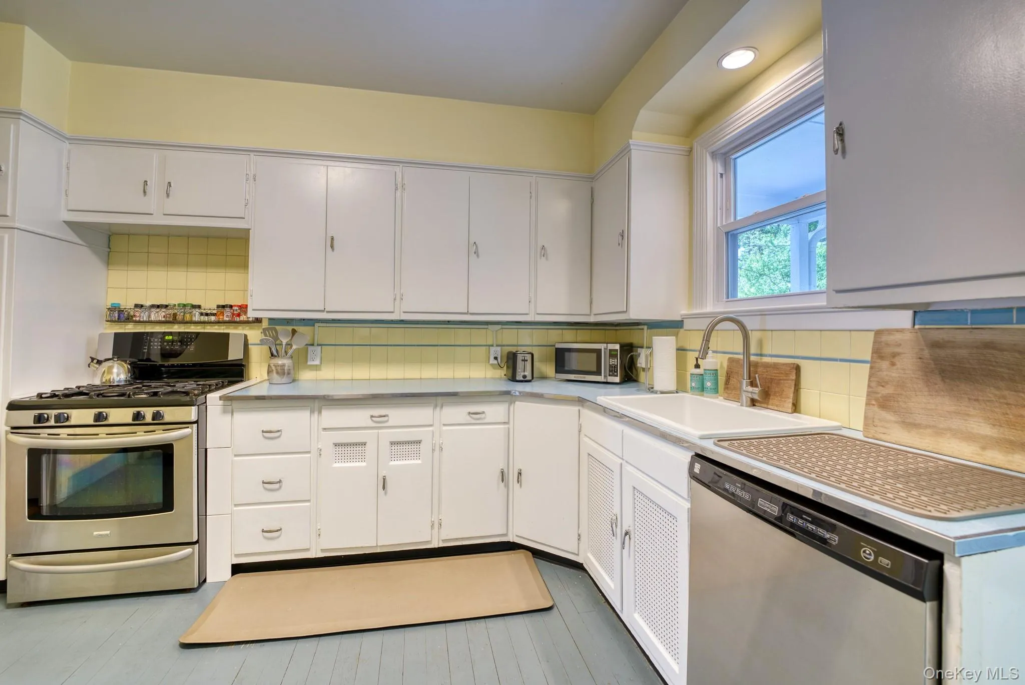 Gas Range, Dishwasher, Refrigerator Gas Range, Dishwasher, Refrigerator