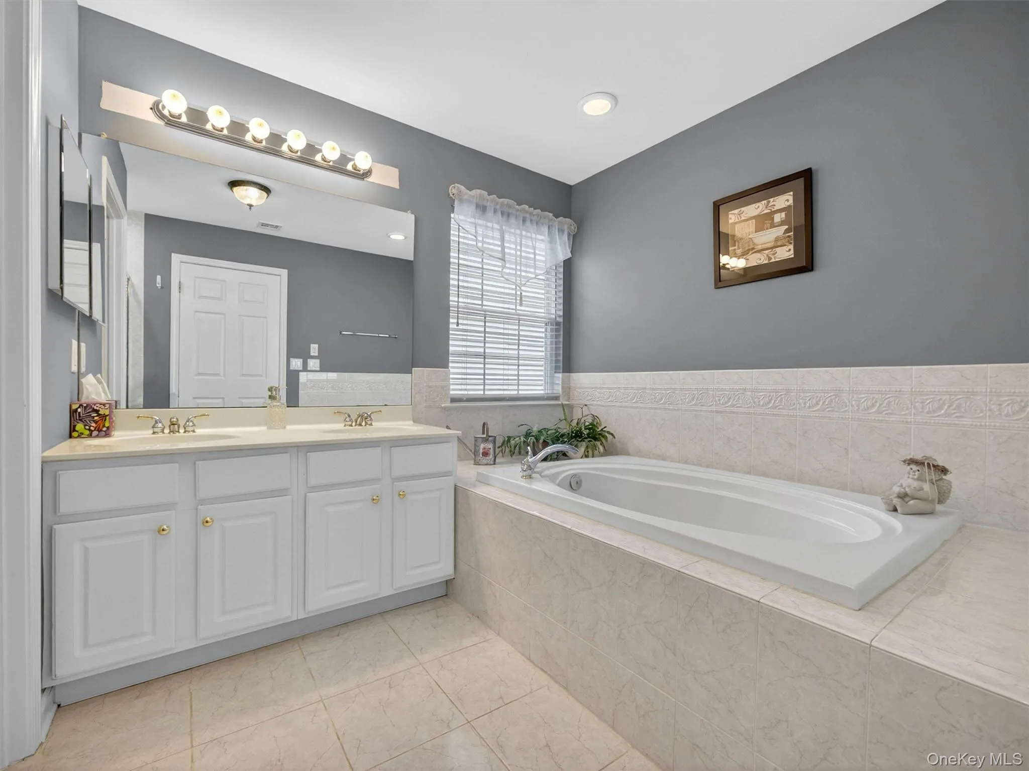 Soaking tub, double vanity. Soaking tub, double vanity.