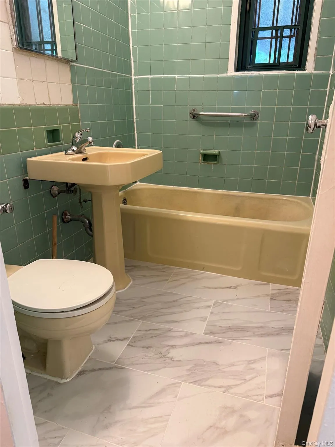 BATHROOM BATHROOM