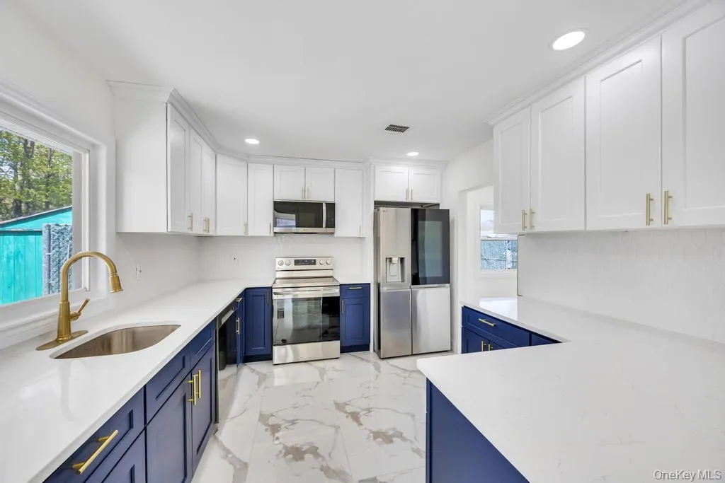 8 Grand Canyon Lane, Brookhaven, NY, 5 Bedrooms Bedrooms, 11 Rooms Rooms,3 BathroomsBathrooms,Residential,For Rent,Grand Canyon,0,1005527 8 Grand Canyon Lane, Brookhaven, NY, 5 Bedrooms Bedrooms, 11 Rooms Rooms,3 BathroomsBathrooms,Residential,For Rent,Grand Canyon,0,1005527