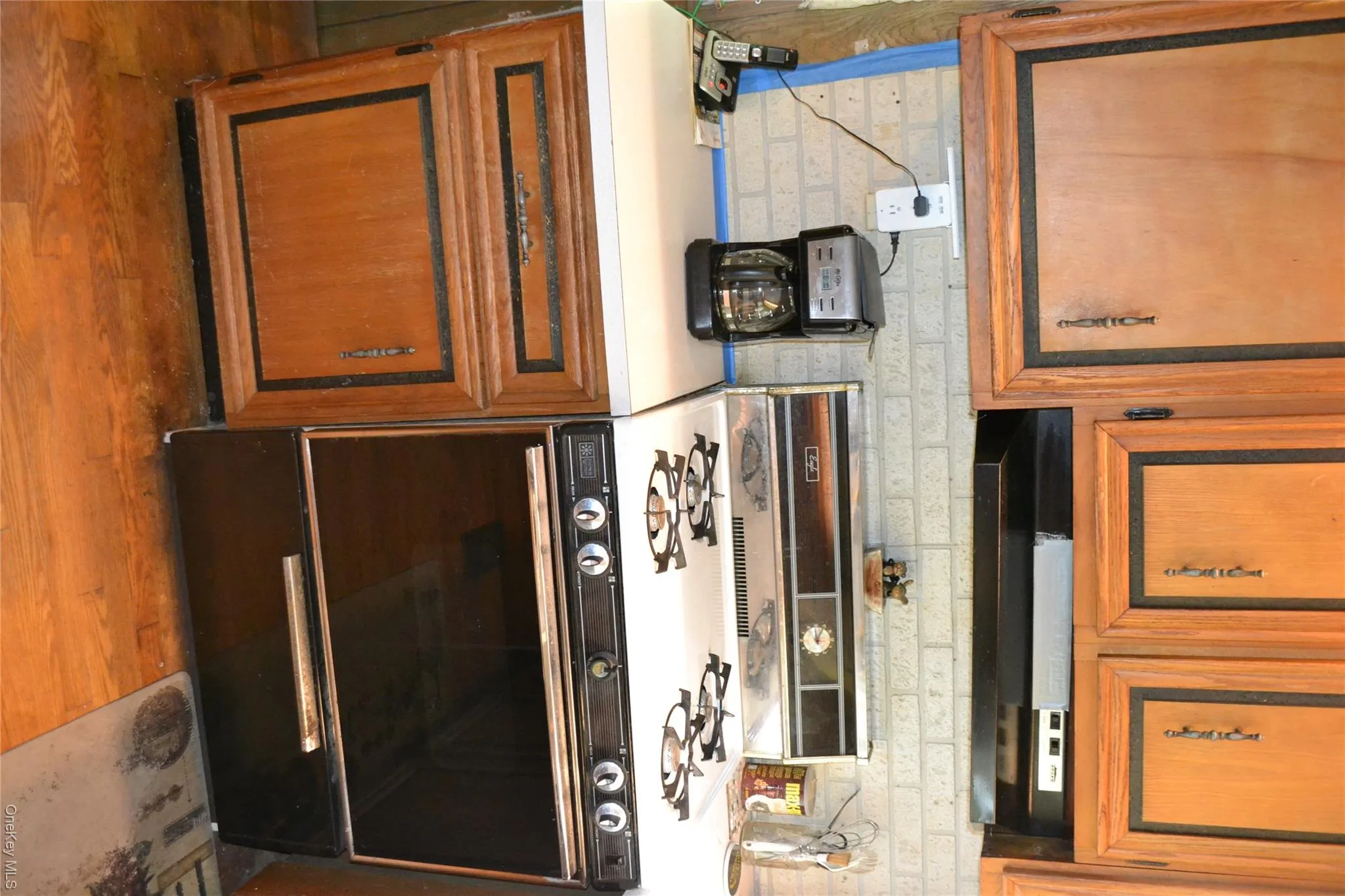 Gas range, abundant cabinet space Gas range, abundant cabinet space