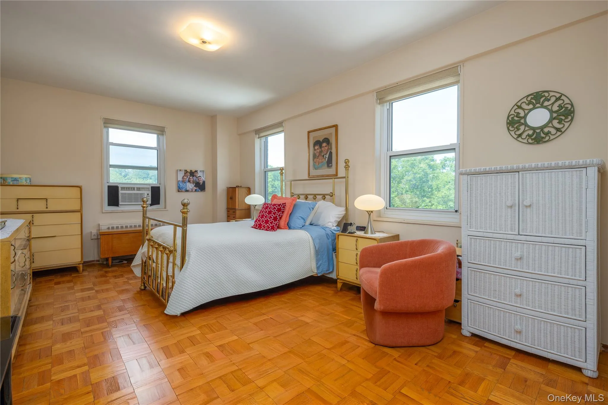 Spacious main bedroom, 3 windows Spacious main bedroom, 3 windows