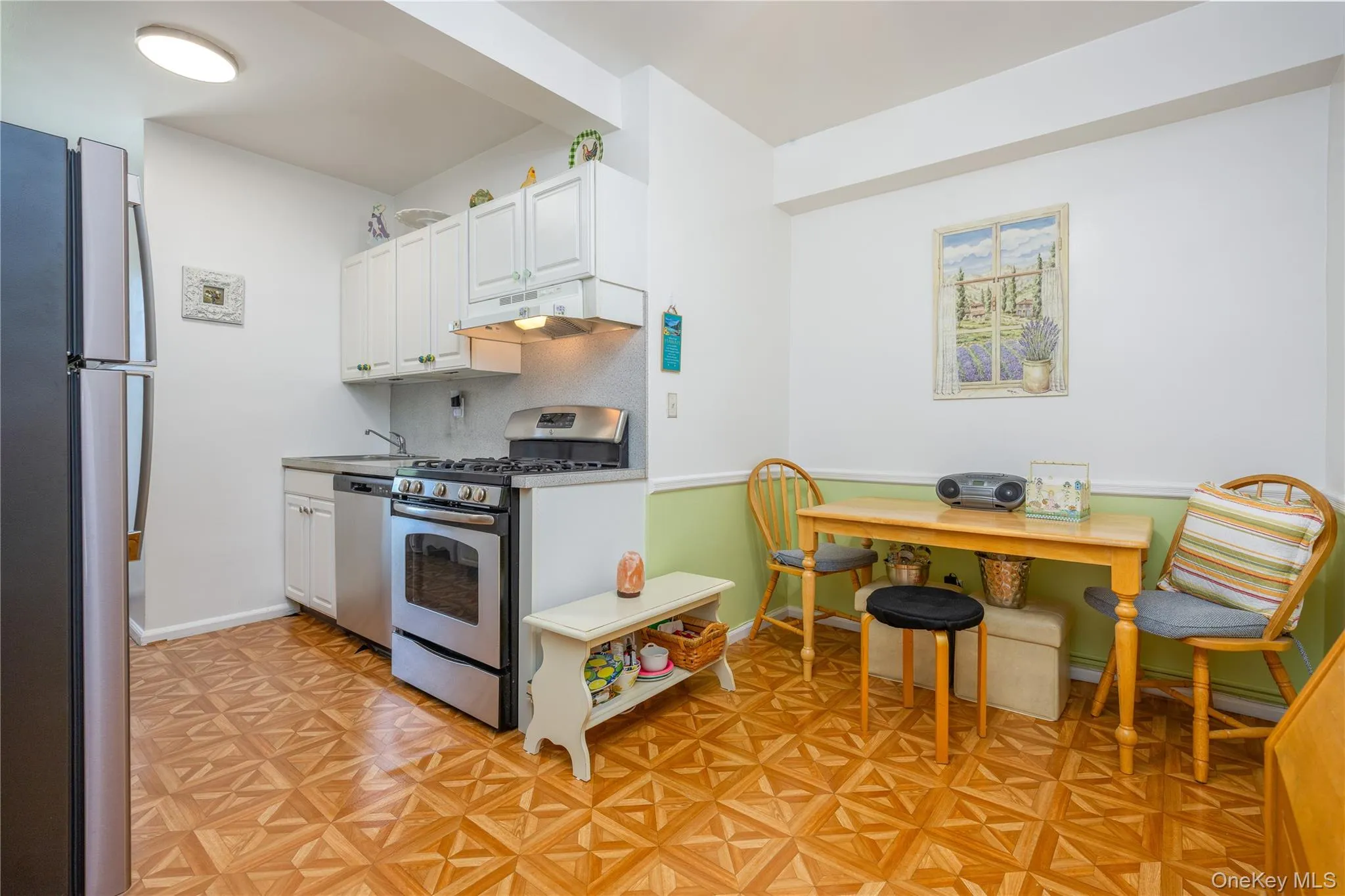 Eat-in kitchen Eat-in kitchen