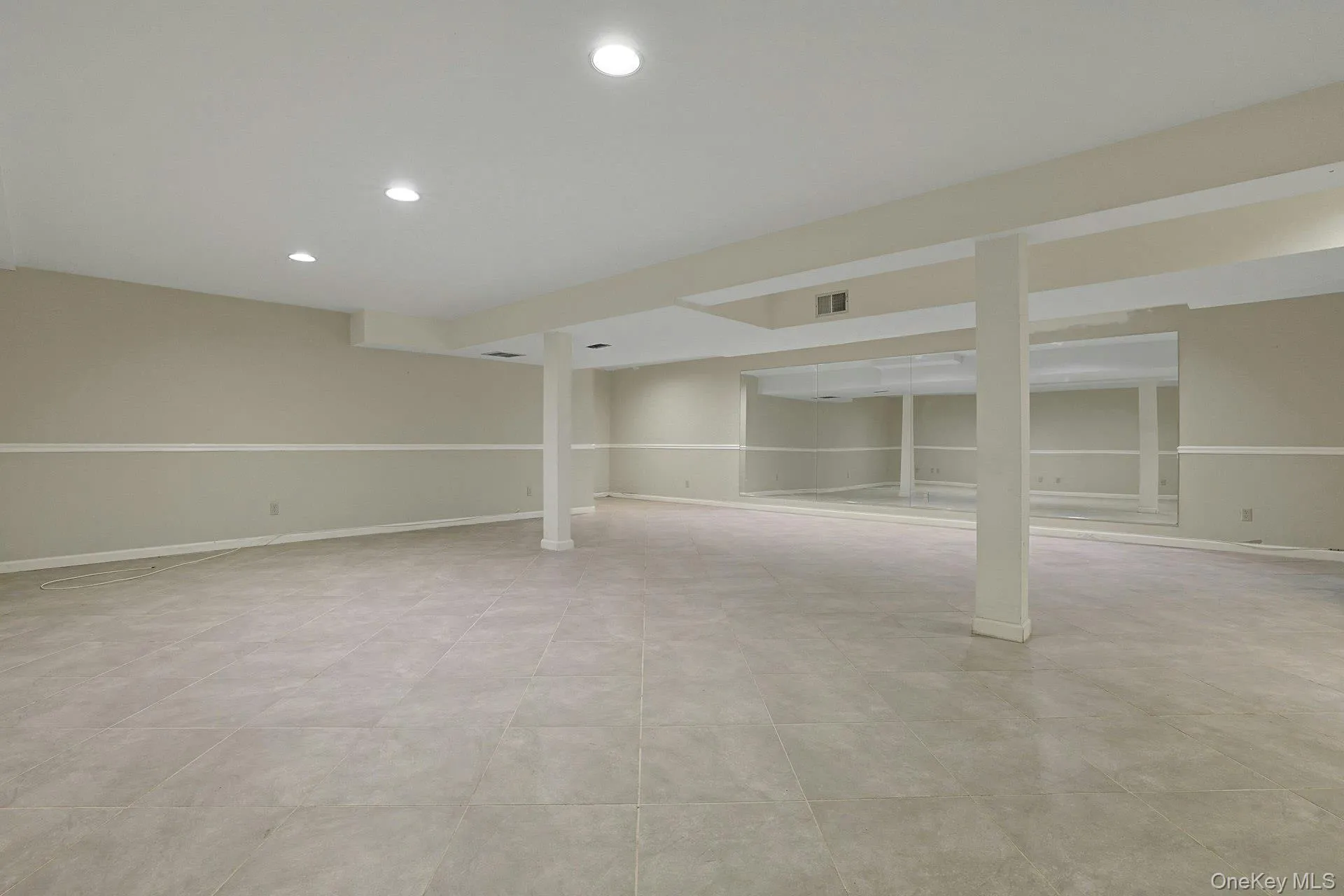 Additional 1,075 sf in the finished basement Additional 1,075 sf in the finished basement