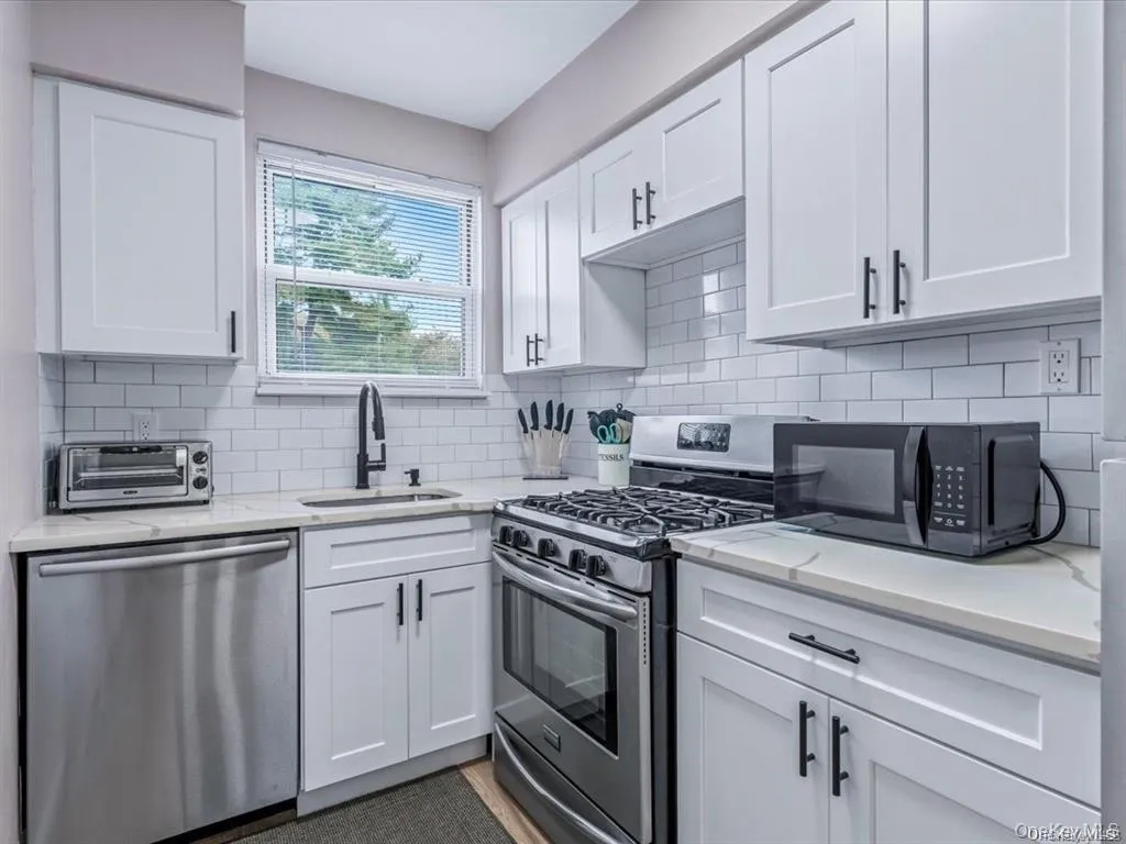 56 Edwards Street, North Hempstead, NY, 1 Bedroom Bedrooms, 3 Rooms Rooms,1 BathroomBathrooms,Residential,For Rent,Edwards,0,1005595 56 Edwards Street, North Hempstead, NY, 1 Bedroom Bedrooms, 3 Rooms Rooms,1 BathroomBathrooms,Residential,For Rent,Edwards,0,1005595