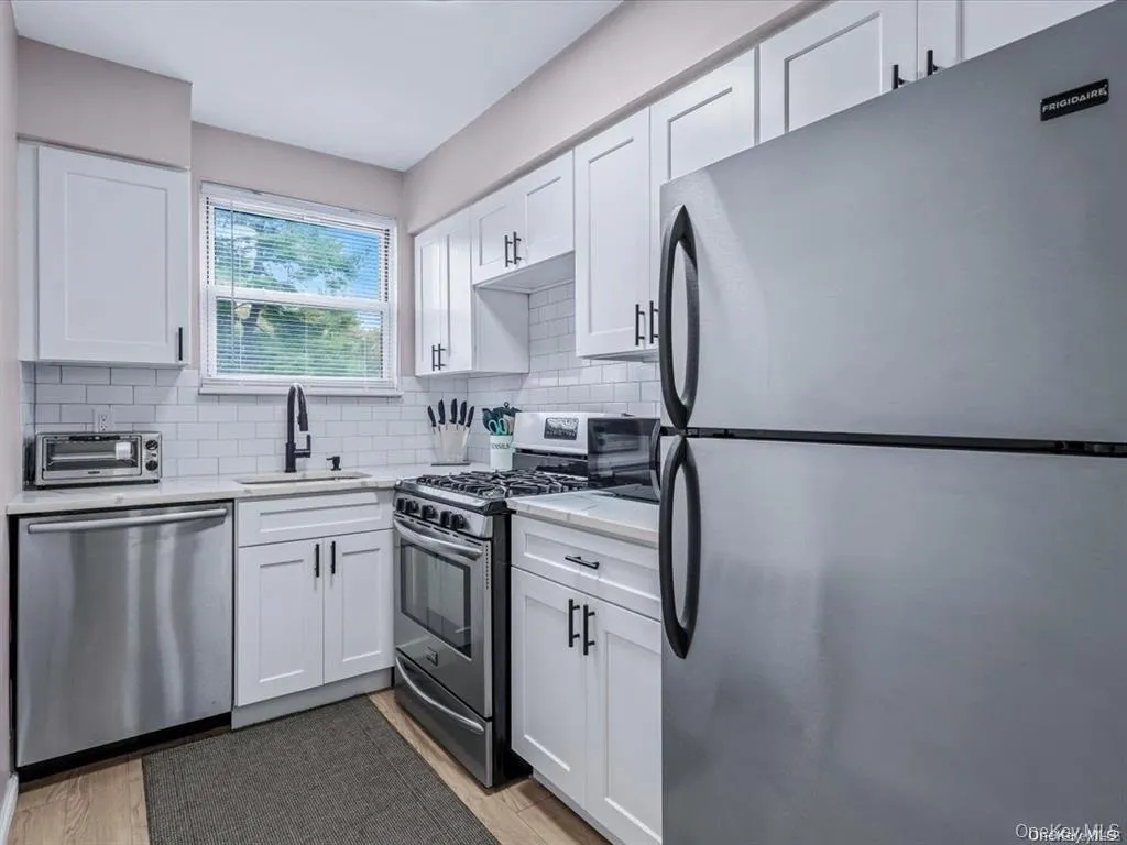 56 Edwards Street, North Hempstead, NY, 1 Bedroom Bedrooms, 3 Rooms Rooms,1 BathroomBathrooms,Residential,For Rent,Edwards,0,1005595 56 Edwards Street, North Hempstead, NY, 1 Bedroom Bedrooms, 3 Rooms Rooms,1 BathroomBathrooms,Residential,For Rent,Edwards,0,1005595