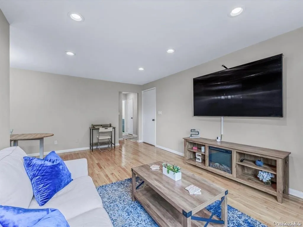 56 Edwards Street, North Hempstead, NY, 1 Bedroom Bedrooms, 3 Rooms Rooms,1 BathroomBathrooms,Residential,For Rent,Edwards,0,1005595 56 Edwards Street, North Hempstead, NY, 1 Bedroom Bedrooms, 3 Rooms Rooms,1 BathroomBathrooms,Residential,For Rent,Edwards,0,1005595